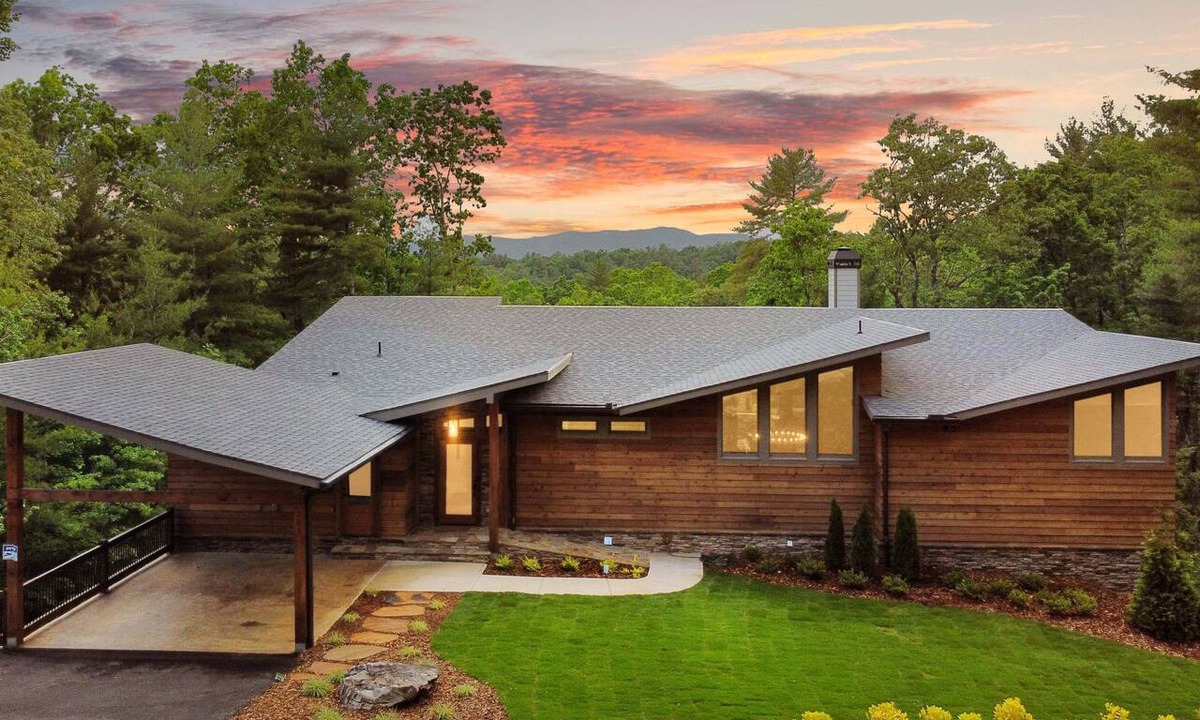 Ellijay Cabin | Splash Mountain Lodge ~ Modern Cabin w/Heated Indoor Pool ~ Hot Tub ~ Fire Pit