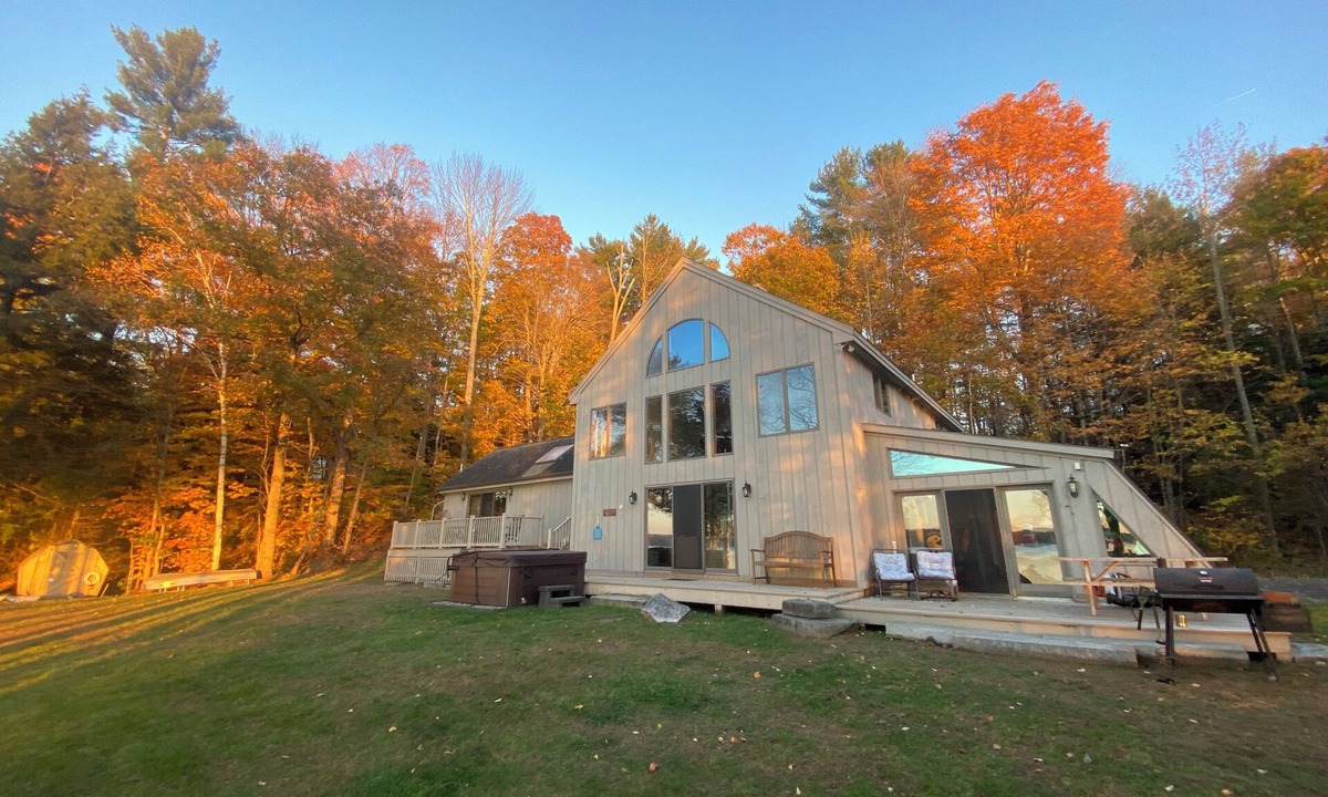 Manchester House | Stunning Private Lakehouse with Dock and outdoor Hot Tub