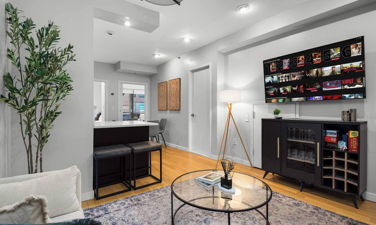Ukrainian Village Apartment | Stylish 2BR Apartment in the Heart of East Village