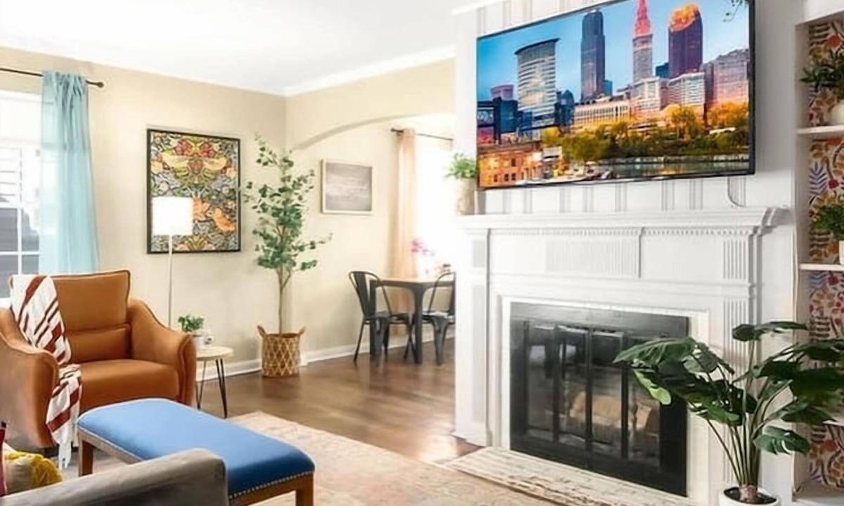South Euclid House | Sunscape Bungalow: Close to Hospitals|Quiet Nborhd |Office|WD|Deck