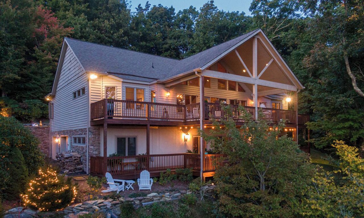 Boone House | The Boulders: 5 Suites | Hot Tub | 50mi Views | Pool Table | Sauna | Wet Bar | Dog Friendly!