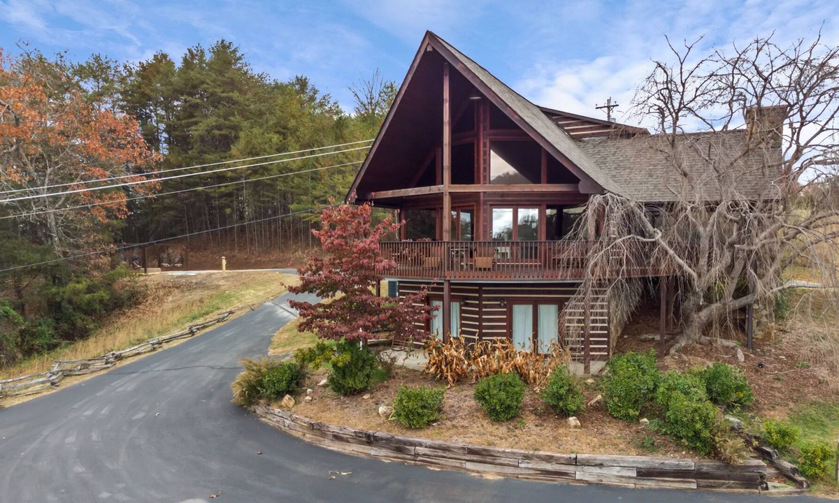 Blue Ridge Ski Chalet | The Giant Peach Chalet- BRAND NEW LISTING- 5 min to DT Blue Ridge