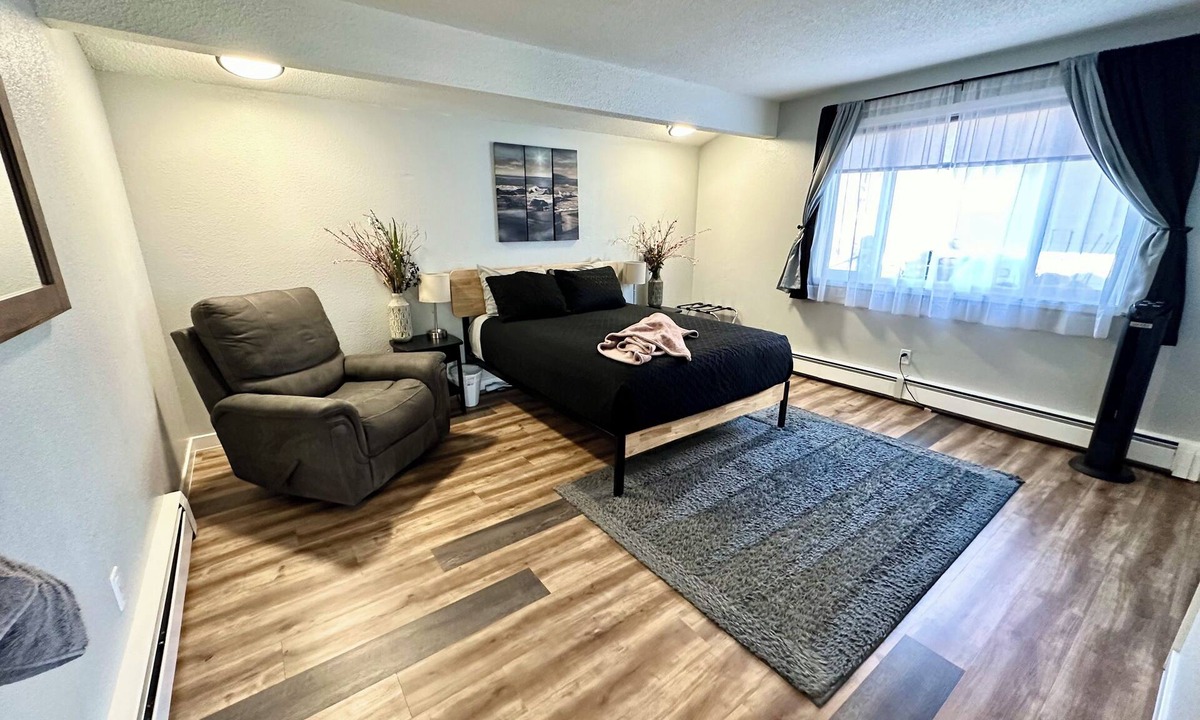 Northeast Anchorage House | The Lovely #2 3-bedroom -1 bath 5 minutes from Hospitals and the University.