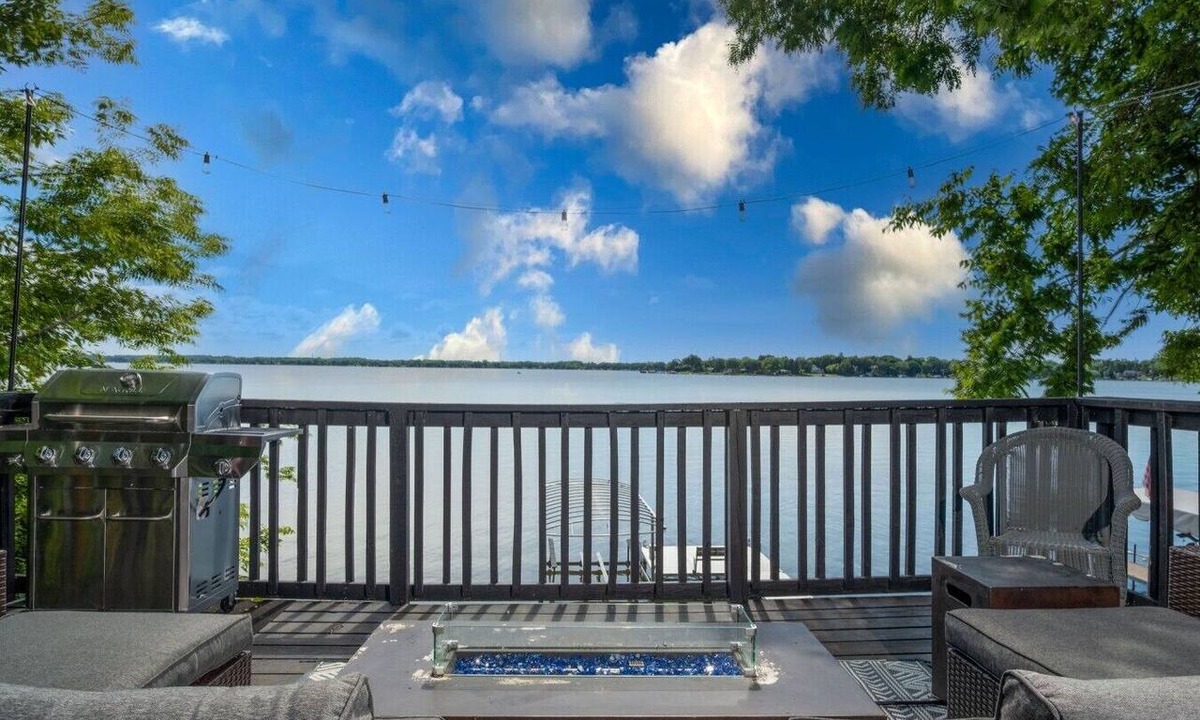 Fox Lake House | The Prohibition Lakehouse on Mineola Bay - 3/2 Mineola Bay Lake Retreat with Amazing Views