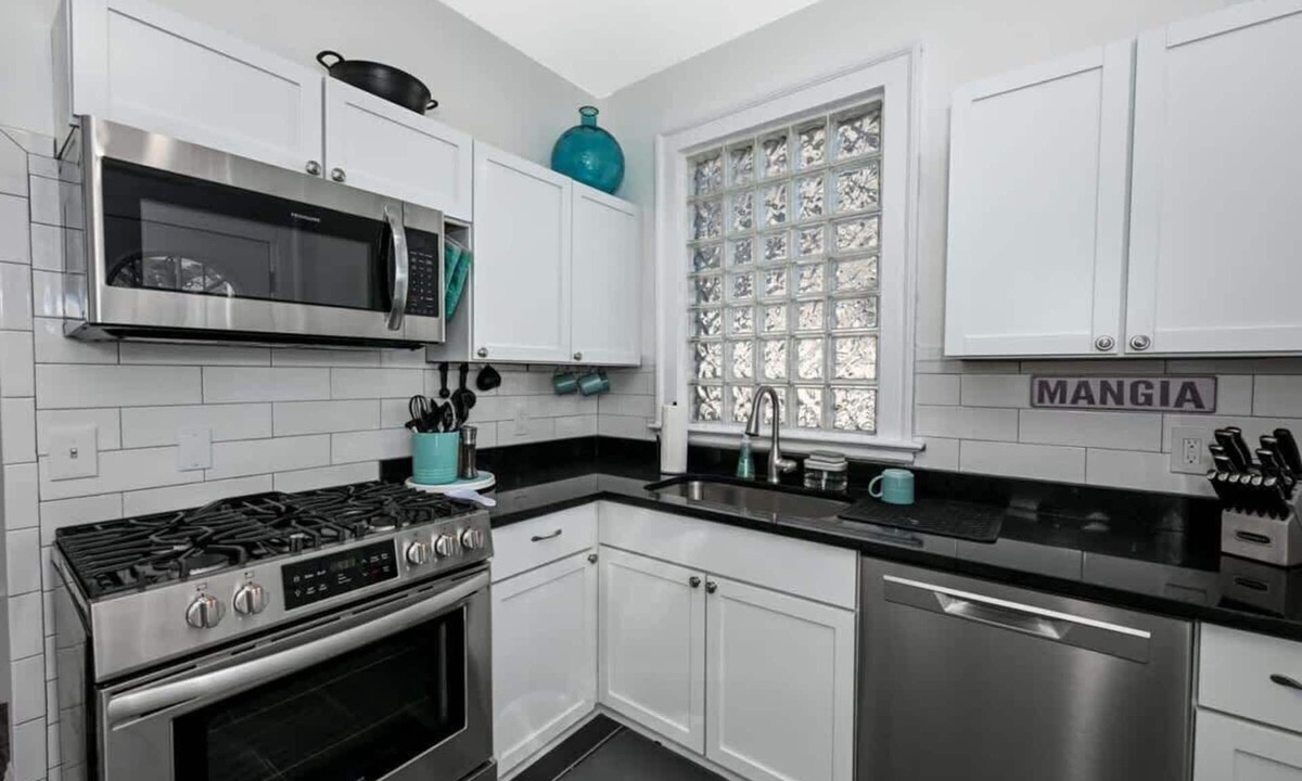 Cleveland House | The Turquoise Oasis: 6BR Sleeps 16 | Near Cleveland Clinic & CWRU