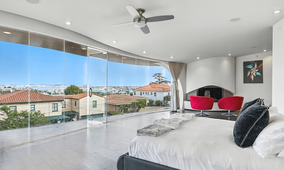 Roseville - Fleet Ridge House | The Wave House | Custom Gem w/Panoramic Views, Fire Pit, BBQ, Pool Table & Wraparound Balconies