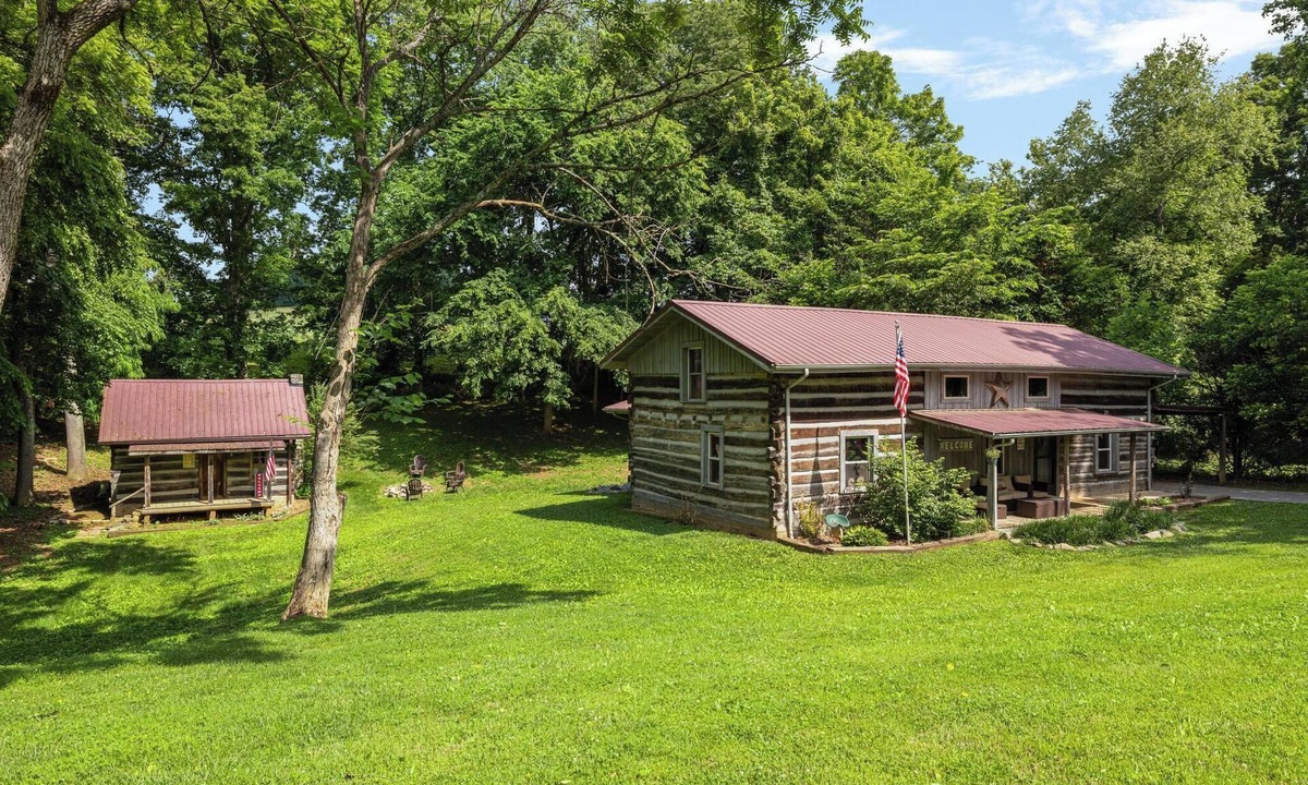 Bluff City Cabin | "Timber Lodge", Rustic 4BR Log Cabin + Guesthouse