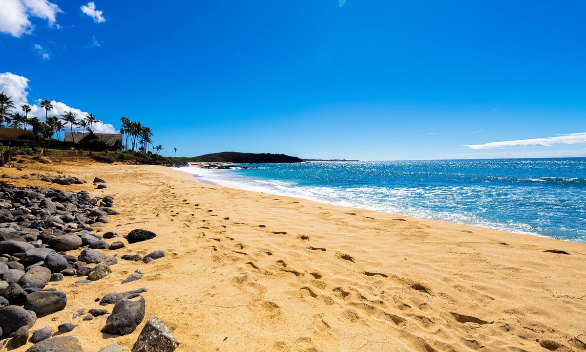 Maunaloa Condo | Tropical condo with wraparound lanai, quiet beaches, pool access, & W/D