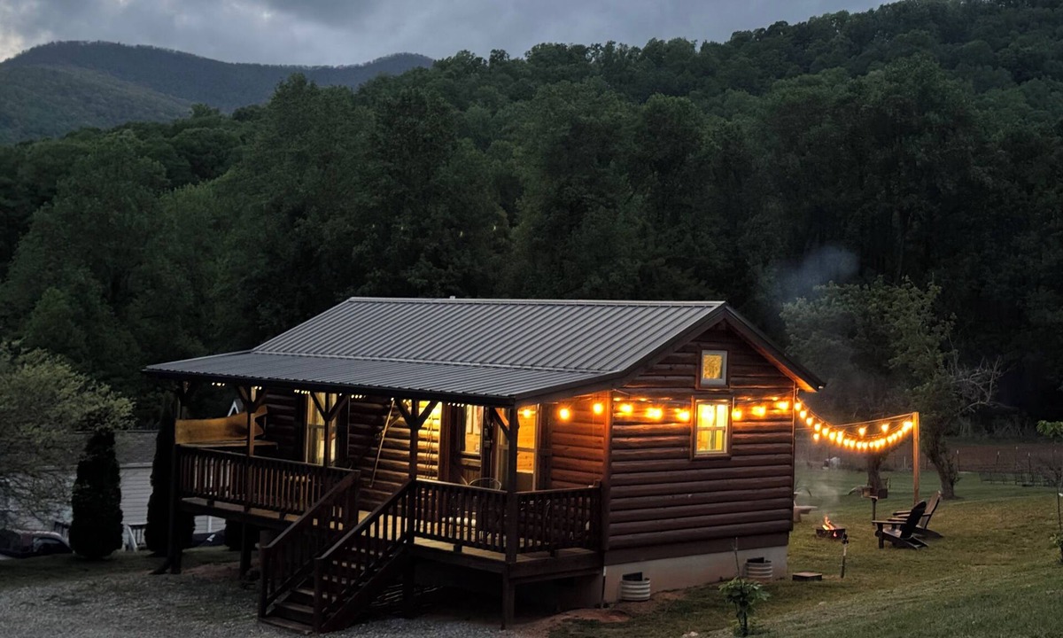 Black Mountain Cabin | Turkey Trot- New Cabin in Black Mountain w/views & discount Biltmore tickets!