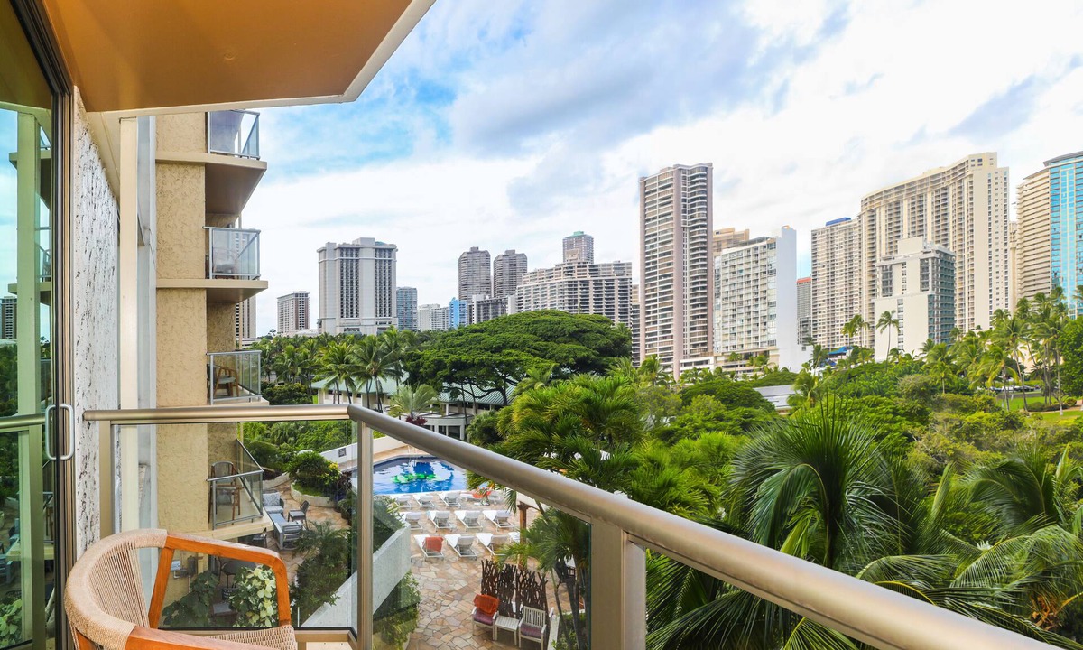 Waikiki Apartment | Unique Chic Hotel with pool, WiFi, gym & AC in world-class Waikiki, Hawaii.