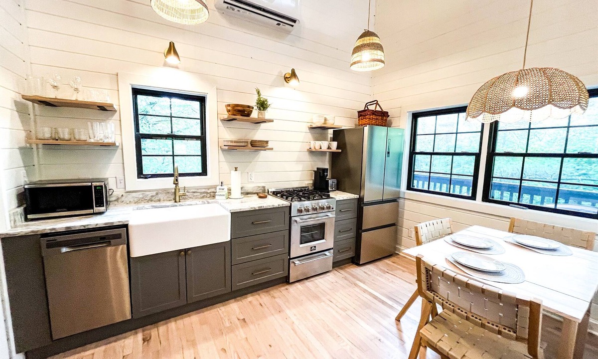 Bear Den Cabin | Updated cabin, hot tub views!