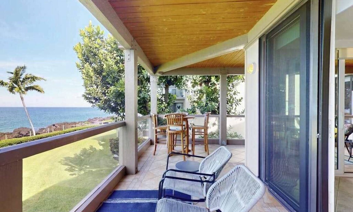 Kahaluu Bay Condo | Updated Kona Home with Pool, Deck, WiFi, Washer/Dryer & Grill