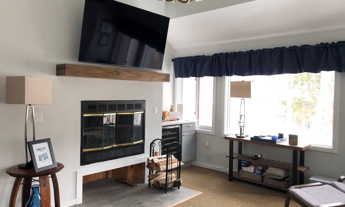 Lincoln House | Updated, spacious, AC/FP, pool access, near Loon. C6901 by LRS