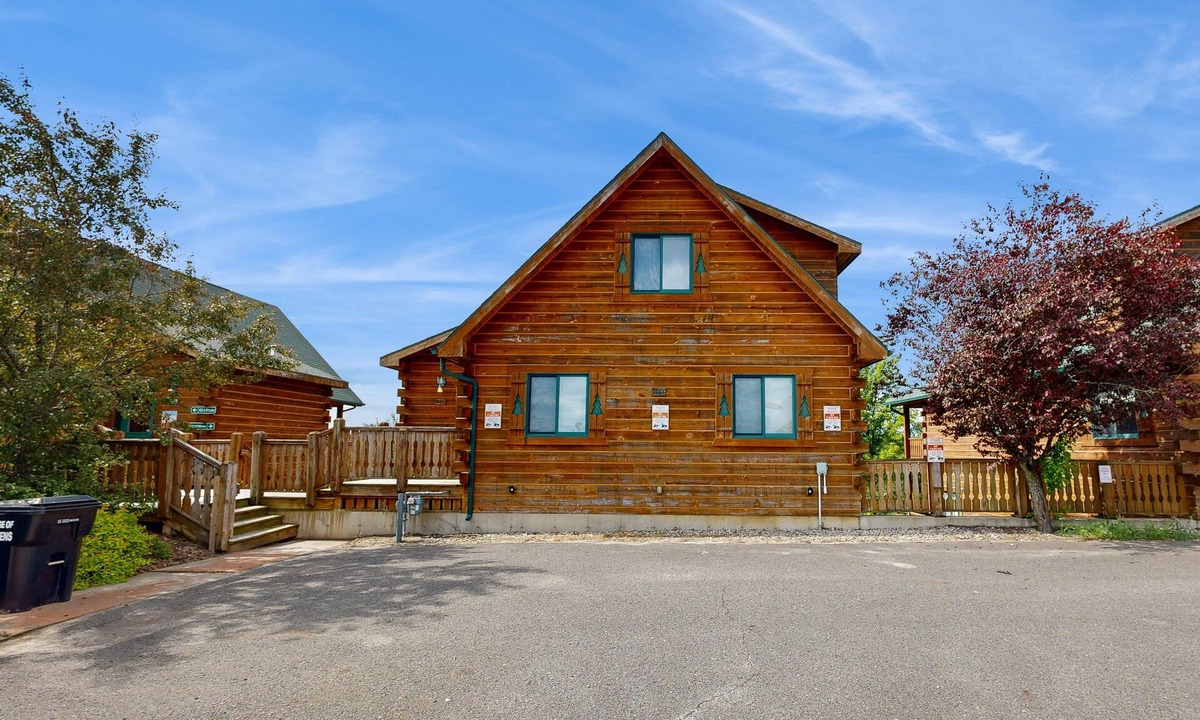 Warrens House | Upper-Level duplex, adventure retreat with fire pit, AC, patio & WIFI