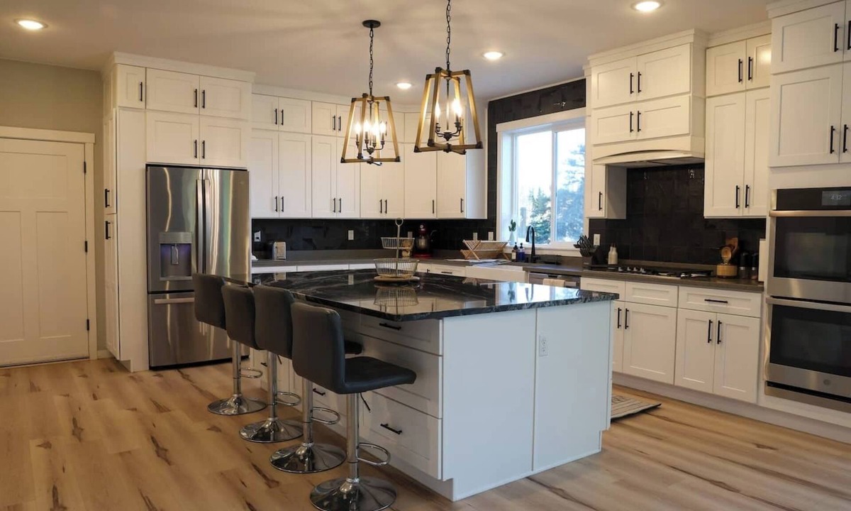 College House | Upscale 6-bedroom estate on the Chena River