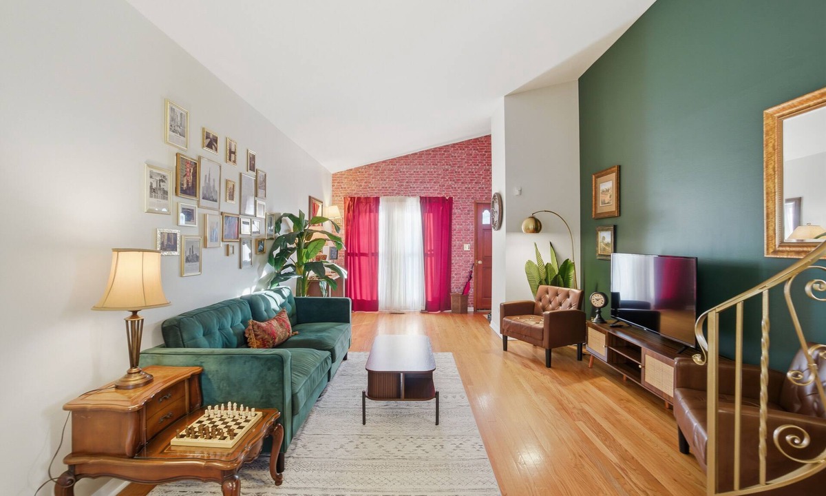 Palatine House | Vintage Chicago Themed Home w/Sports Memorabilia