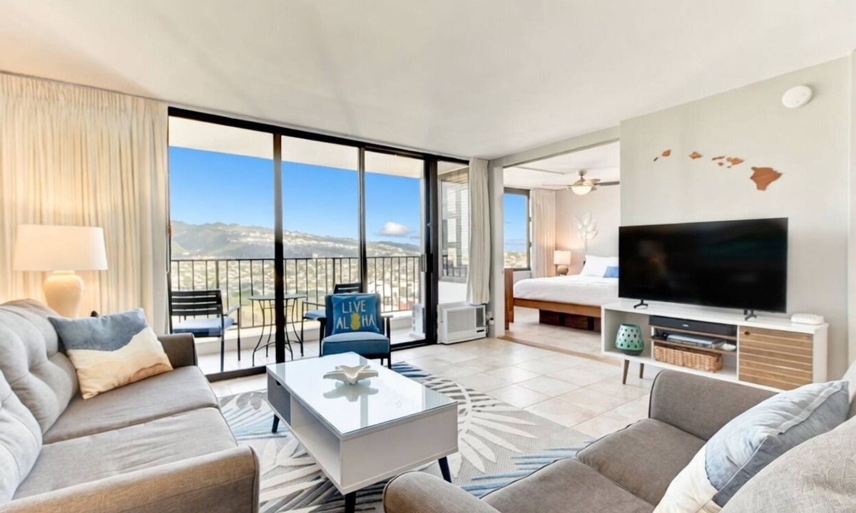 Waikiki Condo | Waikiki Banyan 1BR Corner unit Awesome Mountain/Diamond Head views, free parking