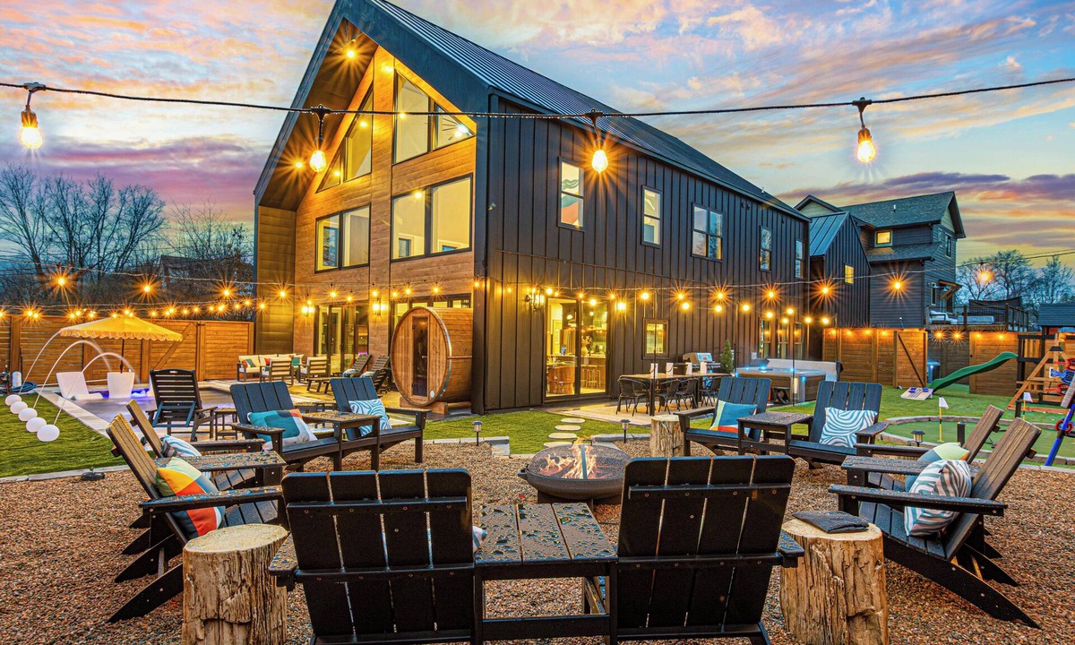 Black Mountain House | Walk Downtown, Luxe Group Getaway W/Pool, Hot Tubs, Sauna, Theater, Games