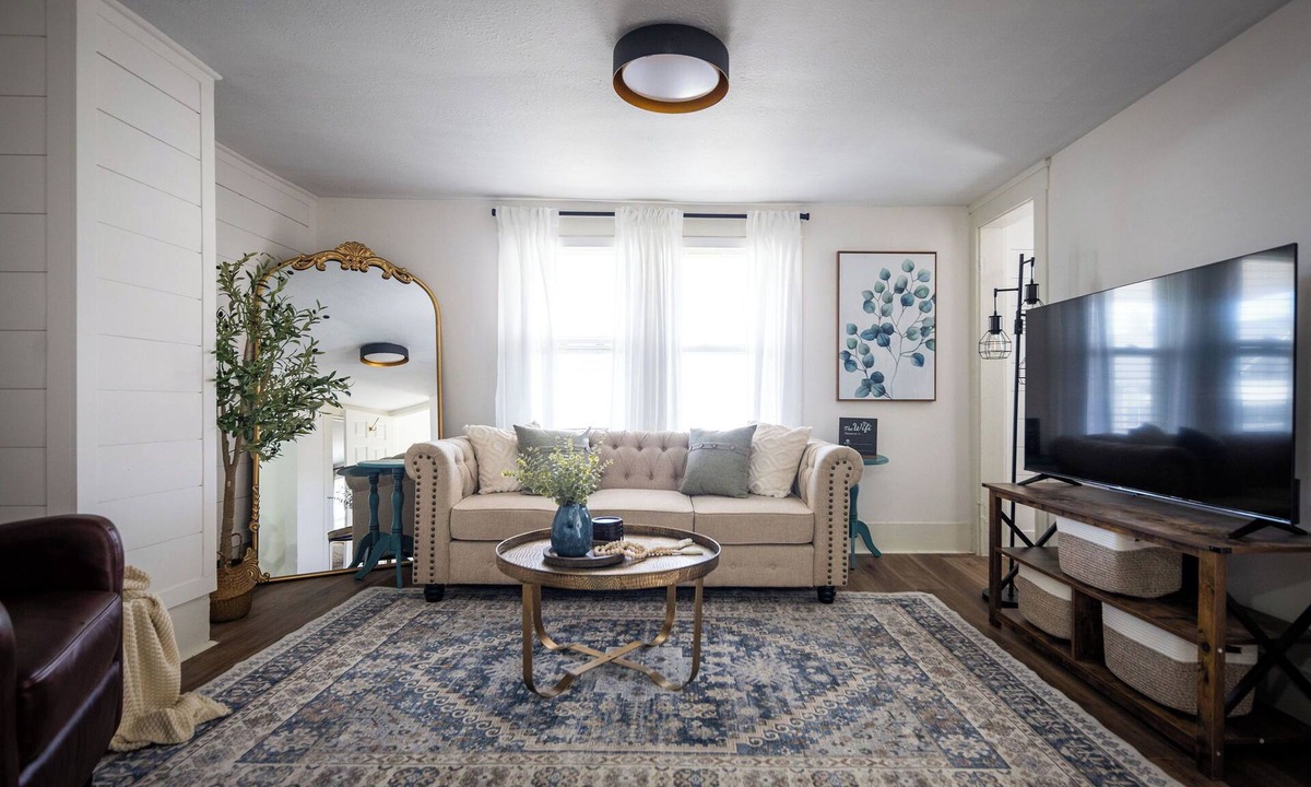 Little Italy Apartment | Walkable to Everywhere in Little Italy- Near CWRU, Cleveland Clinic Main Campus