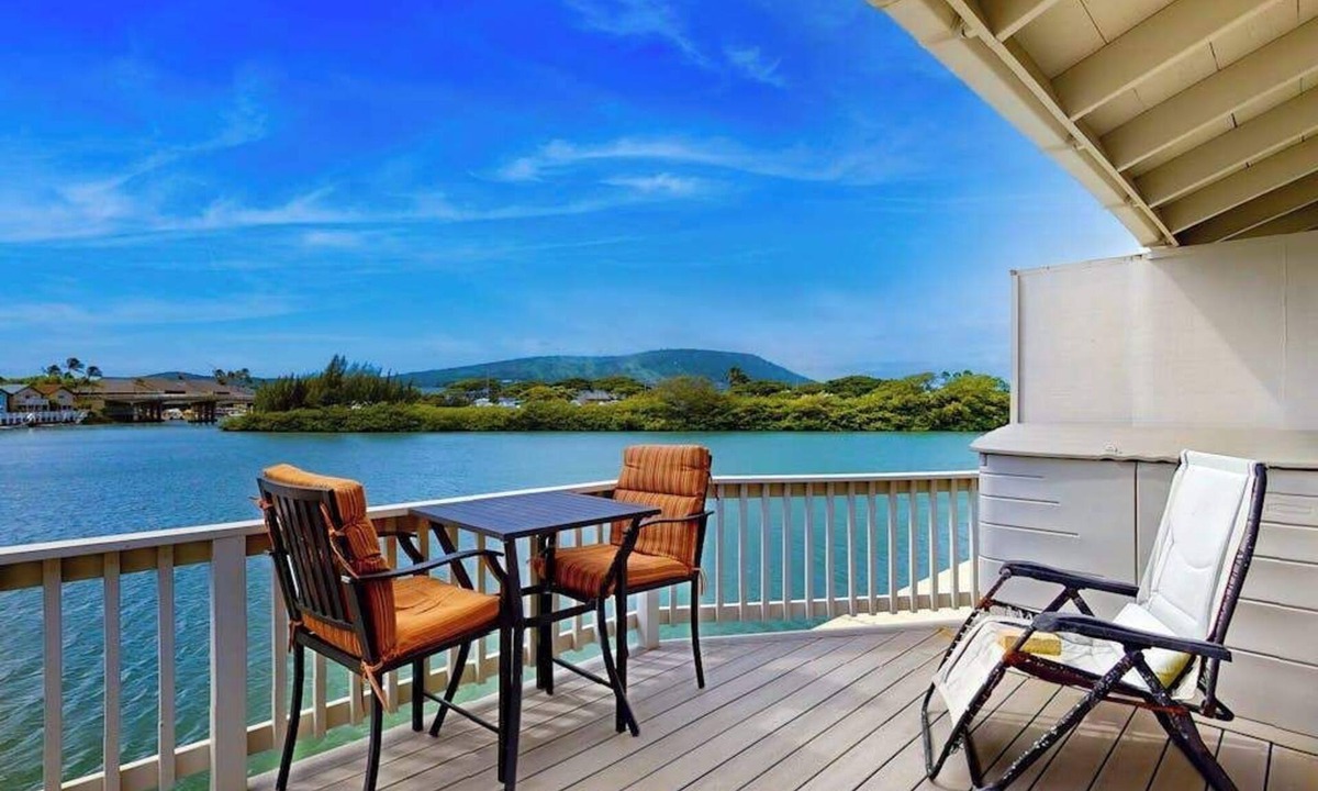 Portlock Condo | Waterfront Hawaii Kai Gem with Crater Views & Pool by the Beach