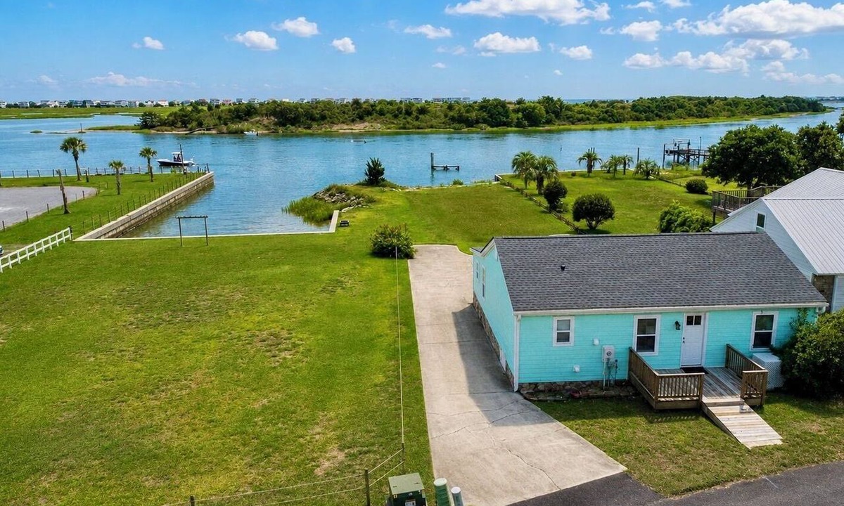 Shallotte Cottage | Water’s Edge at Randall’s - Cottage Overlooking the Intracoastal Waterway