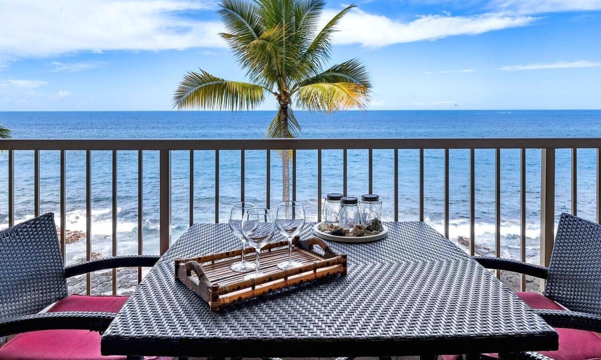 Historic Kailua Village Condo | WOW! Stunning Kona Reef Direct Oceanfront Condo-Top Floor, Gorgeous Sunsets, A/C