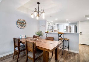 🏖️Across from Magic Sands Beach | 2BR Kona Condo w/Lanai Views, Pool & Pickleball