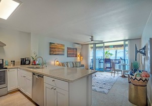 Beachside Kapaa top floor condo + A/C