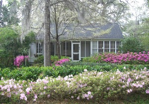 Charming 2BR/2BA Guest House on Historic 2 acres in downtown Summerville!