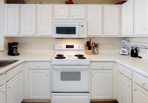 Comfortable beachfront condo, beach setup included, quick drive to dining in Navarre Beach