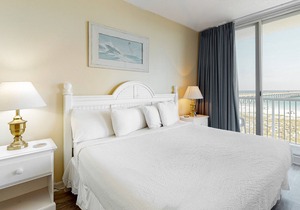 Comfortable beachfront condo, beach setup included, quick drive to dining in Navarre Beach