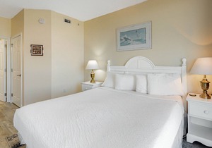 Comfortable beachfront condo, beach setup included, quick drive to dining in Navarre Beach