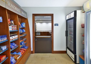 Queen Studio | 24-Hour Business Center, Fitness Center + Free Daily Breakfast in Mayfield Heights