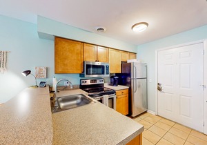 Two-level condo with pool & private balcony - walk to beach and Northside Park