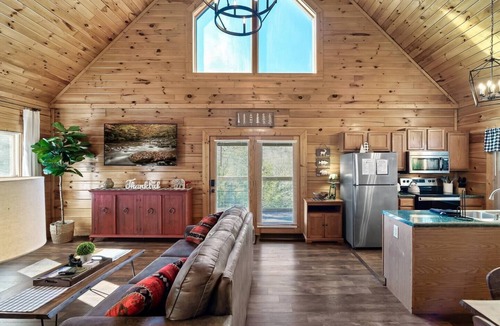 Sevierville Cabin | #1 Cabin |Hot tub|Arcades|Buc-ees|Dollywood |GSMNP