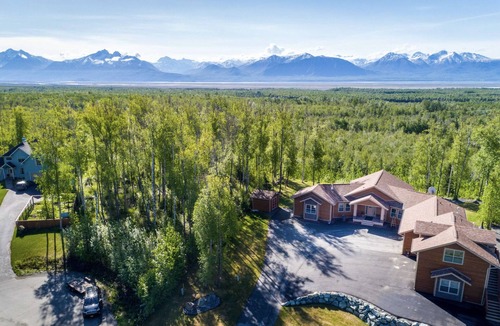 Knik-Fairview House | 180° Mountain Views~Luxury Chalet~Mountain Retreat~Fireplaces~Private~Serene