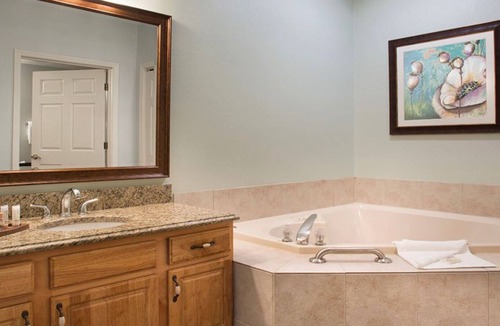 Table Rock Hotel | 1BD Deluxe/Branson - Pools, Gym, BBQ, Game Room!