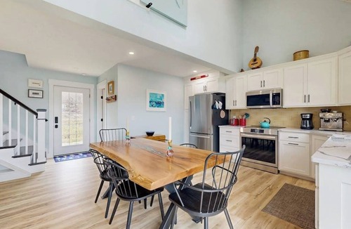 Valois House | 1BR - loft withexpansive lake views, deck & grill