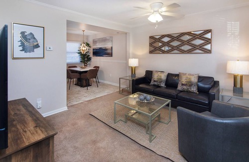 Ponderosa - Wingate Apartment | 1BR with Easy Access to Uptown