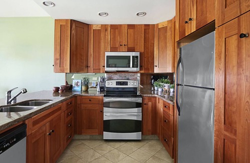Bayview Condo | 1st Floor 2BR Ocean View Steps to Beach Pool AC Sleeps 6