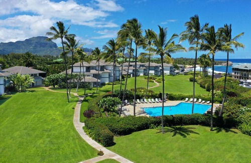 Bayview Condo | 1st Floor 2BR Ocean View Steps to Beach Pool AC Sleeps 6