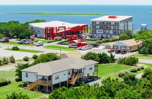 Waves Apartment | 2-bedroom, 1-bathroom apartment. Walk to beach and access to REAL Watersports