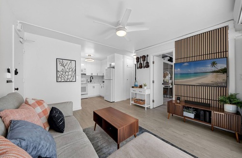 Waikiki Condo | 2 bedroom 2 bath ~ Free Parking ~ minutes from the beach ~ 4 beds, sleeps 7