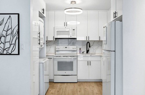 Waikiki Condo | 2 bedroom 2 bath ~ Free Parking ~ minutes from the beach ~ 4 beds, sleeps 7