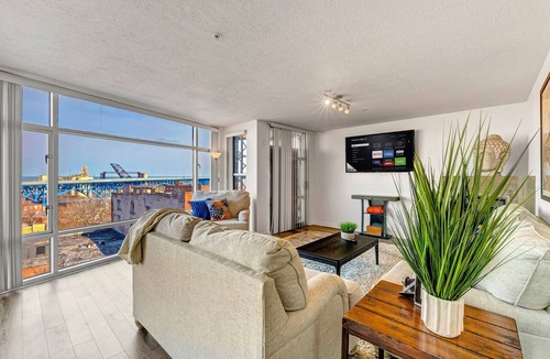 Ohio City Apartment | 2-bedroom apartment in brilliant Cleveland with WiFi, AC, fitness room