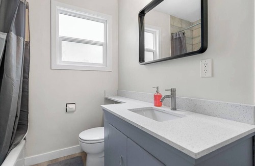 Banff Trail House | 2 Bedroom + Pull out Sofa | Min to UofC