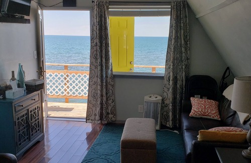 Homer House | 2 bedroom suite on the Homer Spit with 180 degree view of Kachemak Bay