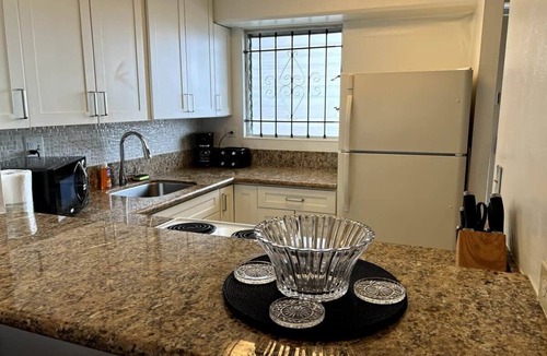 McCully - Moiliili Condo | 2 bedroom Waikiki condo/FREE parking/4beds