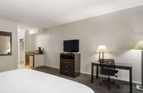 Mundelein Hotel | 2 Comfortable Suites w/Breakfast | Close to Cuneo Mansion and Gardens - 3.8 mil