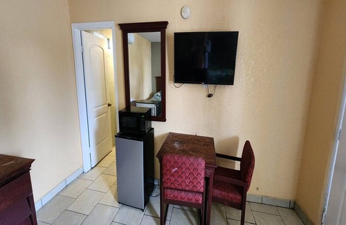 Bartow Apartment | 2 Full Beds|Non-Smoking